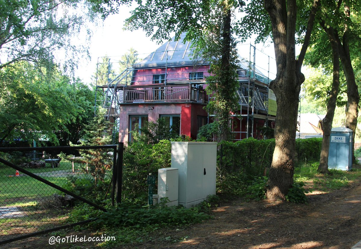 Jonas Kahnwald's red house today, well hidden in a locality north of Berlin. It did look different than predicted, the owner is modernising and changing tiles, so the cycle might be broken and the apocalypse averted. We'll find out in 2 days in the final season of #DarkNetflix