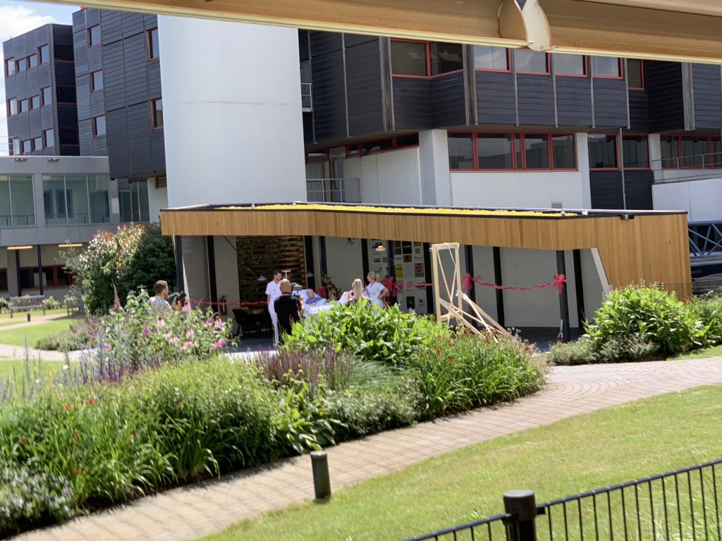 In <a href="/ziekenhuisMST/">Medisch Spectrum Twente</a> is vandaag het #patienten #paviljoen geopend in onze bloemrijke binnentuin met insektenhotel en kleurrijke borders. #trotsop de steun van alle donateurs, de bouwers en ook op onze Rianne die met veel enthousiasme alles in #twente aan elkaar heeft verbonden