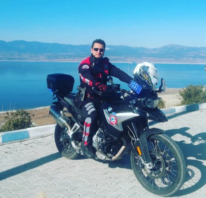 Burdur'da 15 ve 17 yaşındaki iki çocuğa kimlik kontrolü yaptığı esnada çıkan arbadede düşerek kafatası çatlayan Polis Memuru Selcan Akbaş'ın beyin ölümü gerçekleşti. Başımız sağ olsun.