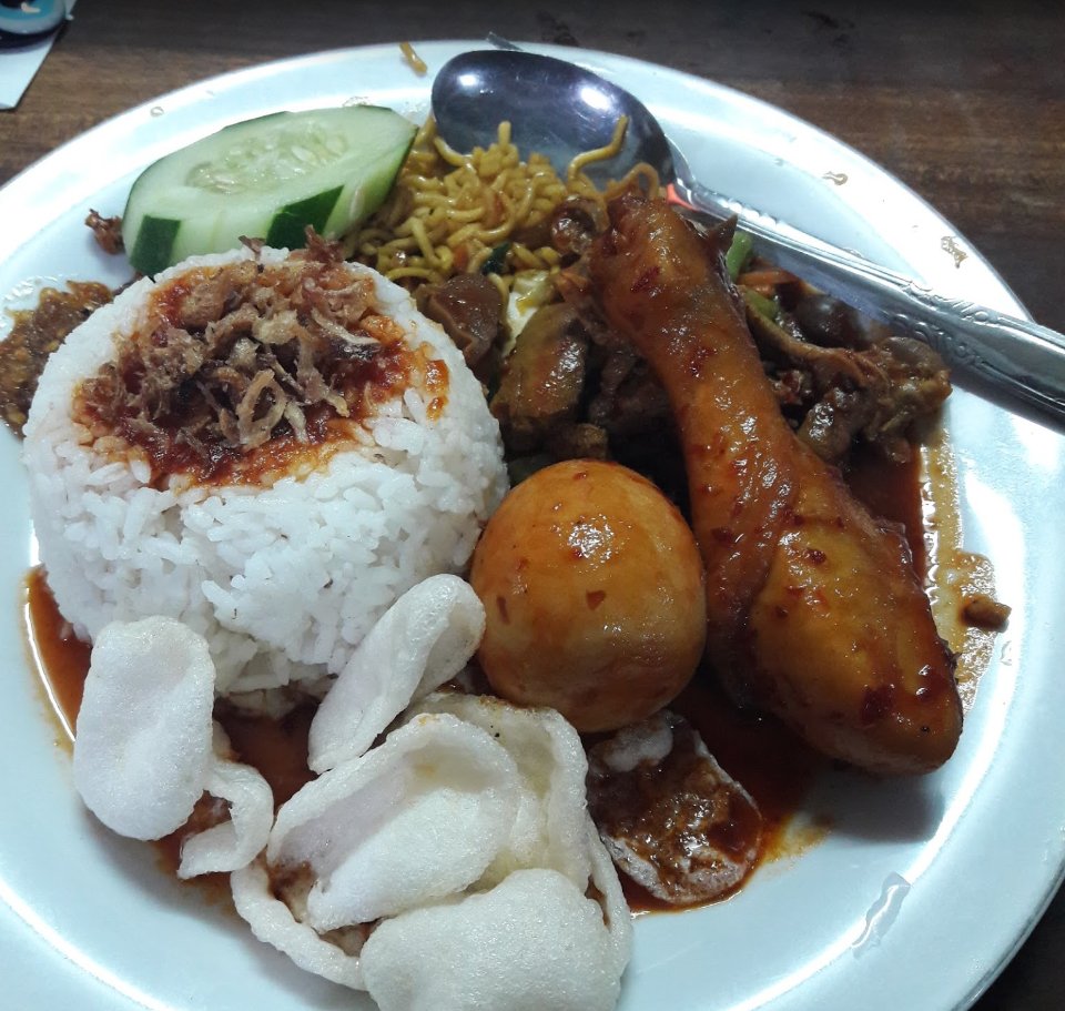 Burjo Borneo yang ga burjo-burjo amat adalah poor man's Upnormal-nya mahasiswa Jogja dengan menu yang variatif (Ada soto Banjar juga). Tapi yang jadi spear point mereka adalah sambel atinya. Sambel ati burjo ini khas banget buatan orang banjar jadi berasa kaya makan nasi kuning.