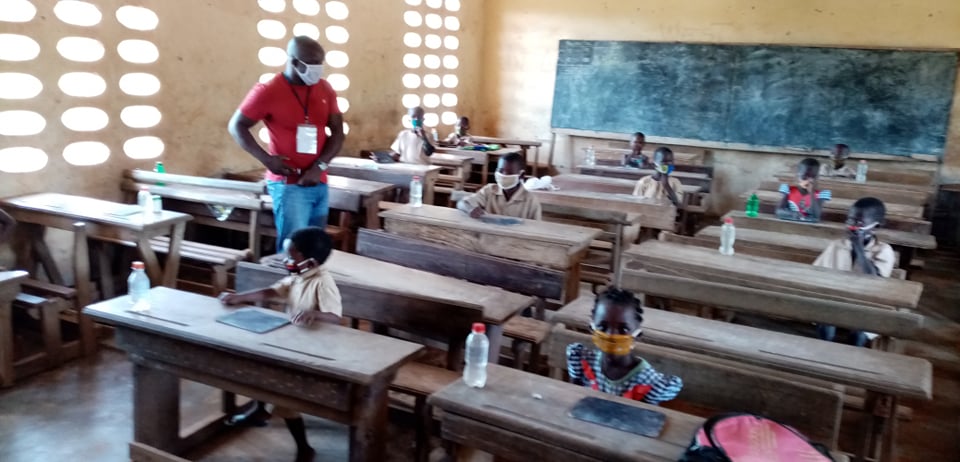 ONGLIKOLEH's tweet photo. CONCOURS ÉCOLES PLUS PROPRES à Man dans le #Tonkpi,  par @ONGLIKOLEH  avec le soutien @UNICEF et @OSIWA1 Très belle coincidence avec la lutte contre le COVID 19. Ce concours a favorisé le respect des mesures barrières dans les écoles en compétition. https://t.co/bsrRaIfJRQ