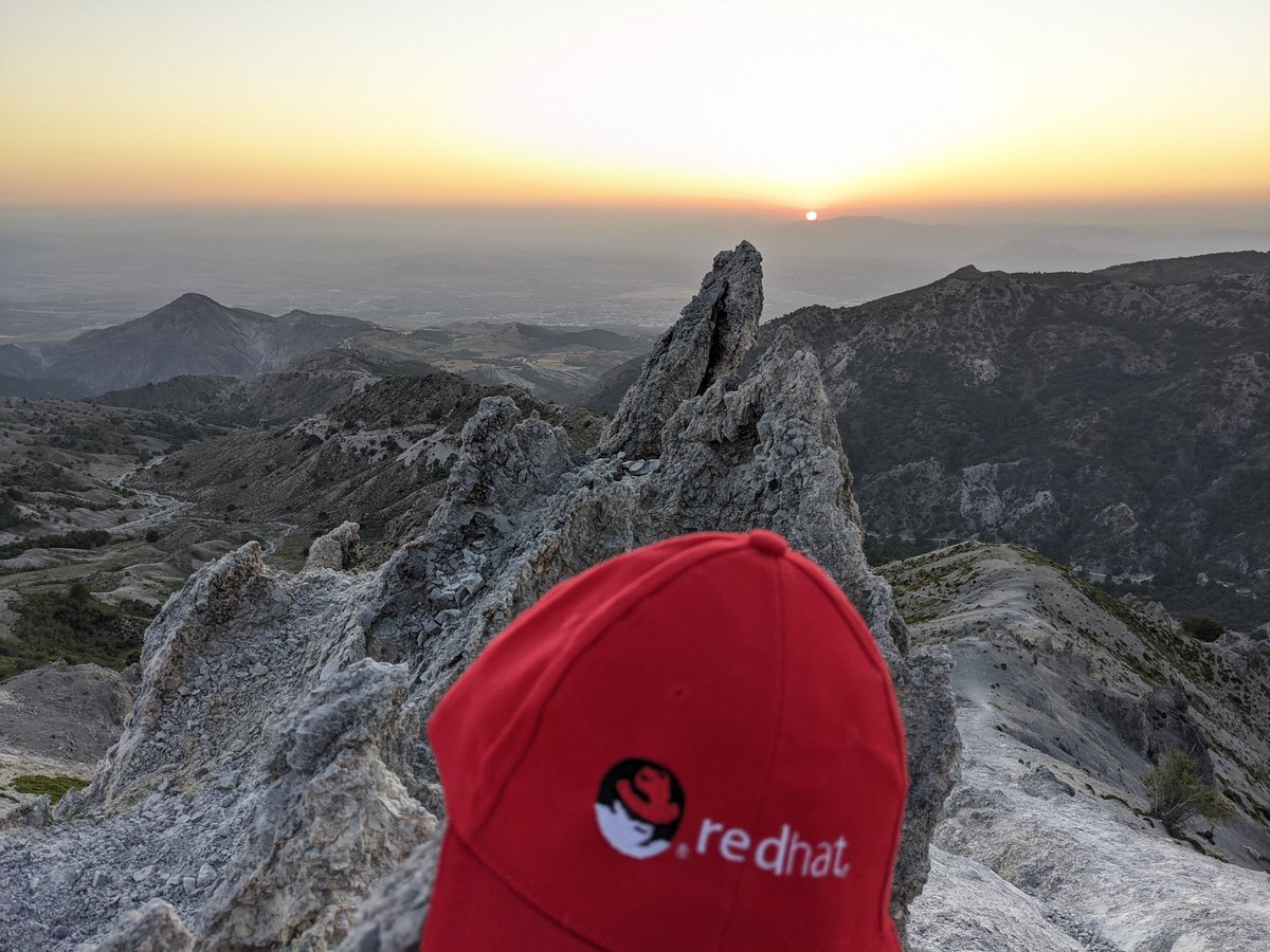 aljesusg's tweet photo. Trevenque trekking with my @RedHatJobs #redhatlife #RedHat cap https://t.co/nlphLz83cL