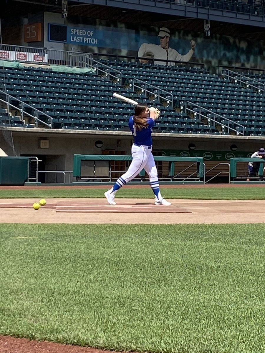 brhs_softball's tweet image. Be sure to check out @wsyx6 tonight around 5:10. @gallagherkiley5 and @hannahlb055 got to take part in their #finalatbat at @CLBClippers. Thanks to @claywsyx6 @Scotts_MGro the Clippers and Huntington Park staff!!