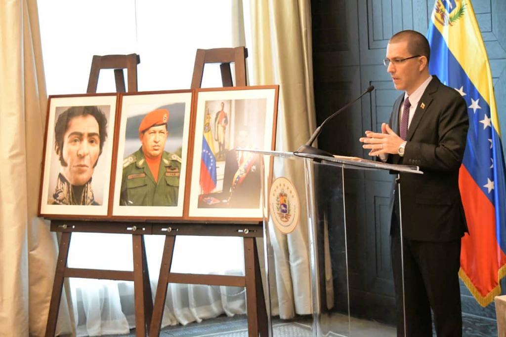Cancilleria_ve's tweet photo. "Han impedido la exportación del petróleo venezolano, han dificultado a un máximo nivel la importación de los diluyentes, de partes y piezas; pero ya las refinerías están en funcionamiento gracias a la colaboración de amigos en el mundo" aseguró el canciller Jorge Arreaza https://t.co/O2JMTDdXRL