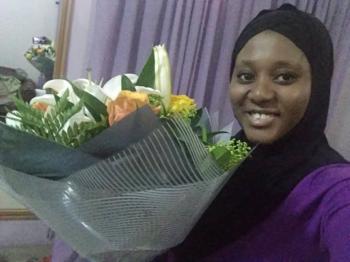 This day last year, right in the middle of my  #mentalhealth relapse, my mentor sent me flowers. In this picture, I am smiling. You'd never guess that I had had yet another near  #suicide attempt and was on close watch.THREAD.