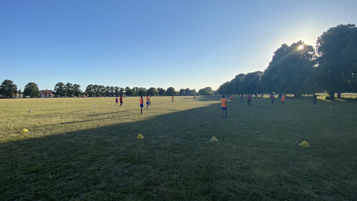 FootballCoachSW's tweet photo. Another session for @ErithBelvedereY   If you listen to other managers we are about to fold 😂. Would be nice if they stopped calling our players as well. @SteveChainge Like we would ever fold 😂 https://t.co/XI9YsGdEWy