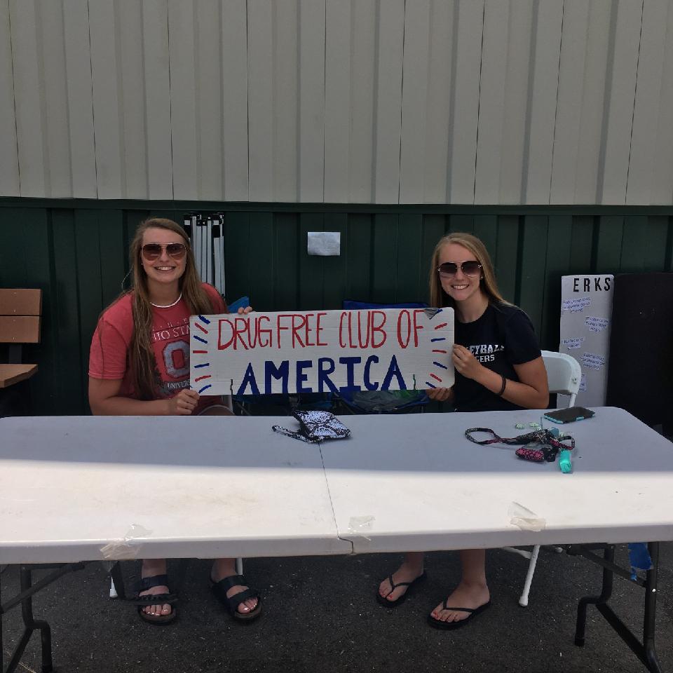 CHSDFCA's tweet photo. A couple of lovely ladies held it down for Club Future today at the Pickaway County Fair! https://t.co/GD25ZG4Cr2