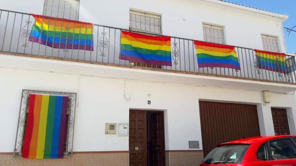 JesusSanchez__'s tweet photo. Villanueva de Algaidas es un pueblo de   #Málaga de 4.218 habitantes. El ayuntamiento retiró una bandera LGTBI del balcón por la denuncia de 3 vecinos.

¿La respuesta del resto de vecinos? Poner 406 banderas 🏳️‍🌈 por el municipio.

¡Chapó! 👏🏻👏🏻👏🏻👏🏻👏🏻👏🏻👏🏻👏🏻👏🏻 https://t.co/Cppd3TViRP