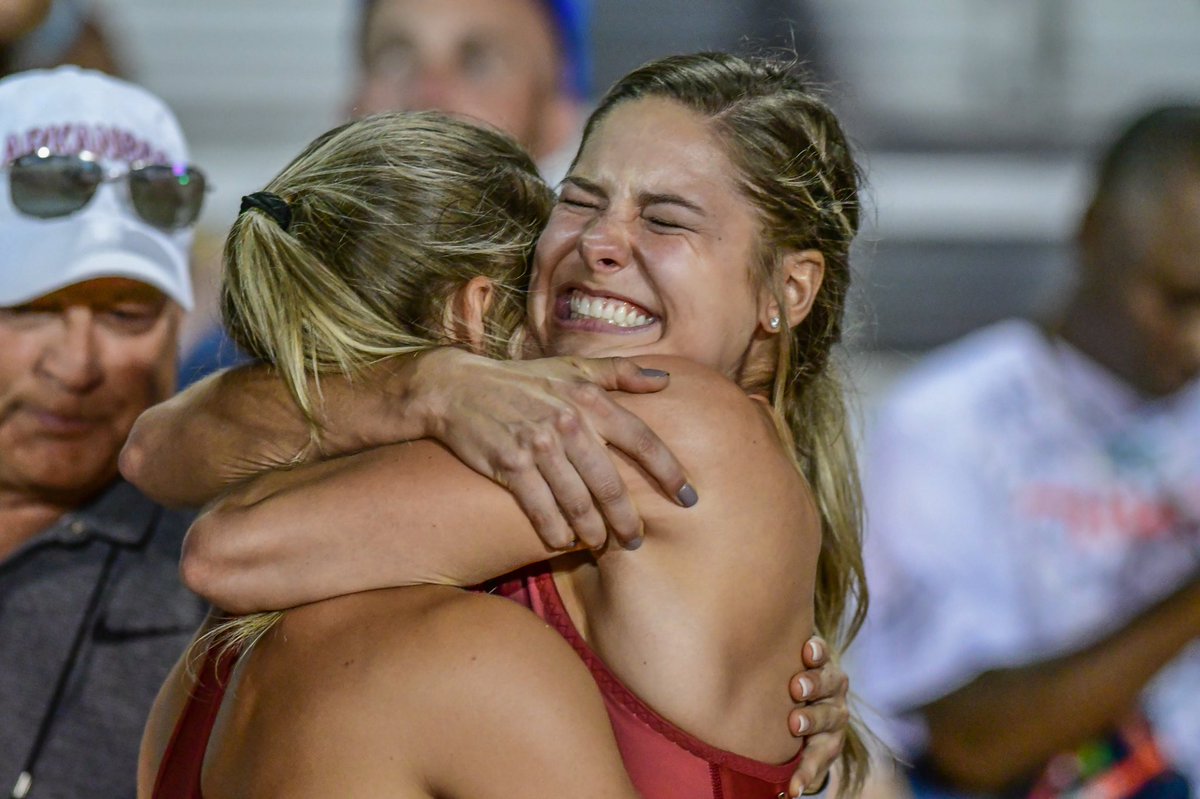 urimiscott's tweet image. Back to the #PoleVault at the 2019 @NCAATrackField Championships, PV champ @T_Hog1 is congratulated by twin sister @LexiWeeks, herself a four-time @NCAA vault champion.   #NCAATF