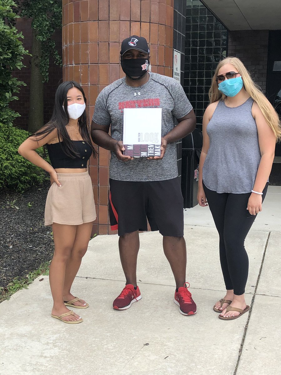 DWILLS0604's tweet photo. Always a great day when the yearbook squad leaders swing by the office to surprise ya & drop off the 1st official copy of the yearbook. Didn’t end the way we wanted & can’t distribute like we hoped, but this team of S’s and @laurendesieno rocked it! #HatterStrong @HH_Schools https://t.co/CIcL70aUmB