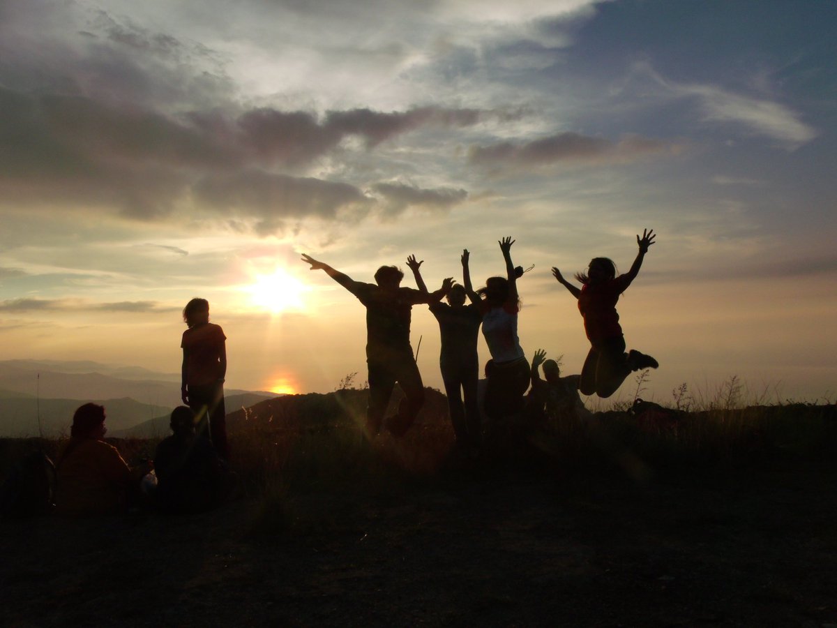 Hermoso atardecer en Castillo Negro. Al fondo nuestro Estado Vargas.