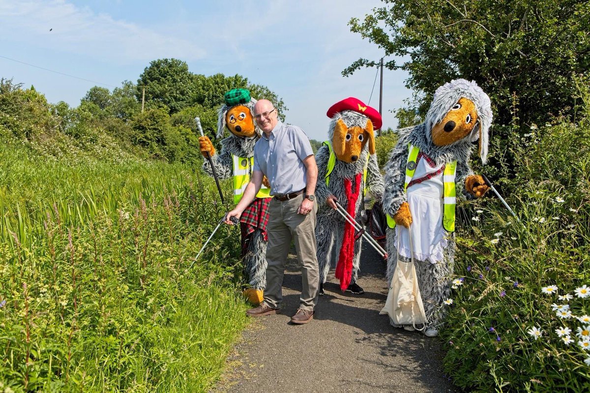 Today saw the launch of the Winchburgh Wombles, a new partnership between WDL and @WinchburghCGG to keep the village tidy. Led by amazing local volunteers and involving @WinchburghPS @holy_primary pupils all working together with local businesses #onewinchburgh #wombleswanted