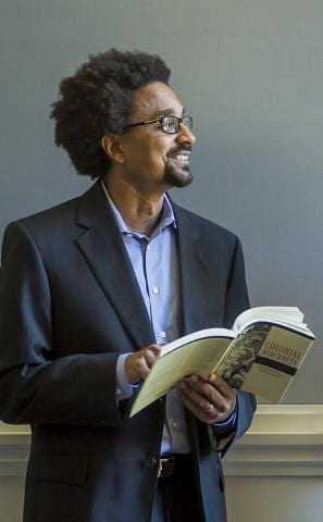 RiceUNews's tweet photo. Congratulations to @RiceUniversity's newest @MinnieStev19 #PiperProfessor, @AlexanderXByrd—one of this year's top 10 professors in Texas!
"Attend a lecture by Alex Byrd and you will quickly realize why he won this award," said previous winner @MikkiHebl.
https://t.co/8NzRIGoglH https://t.co/2NHcRlI8cN