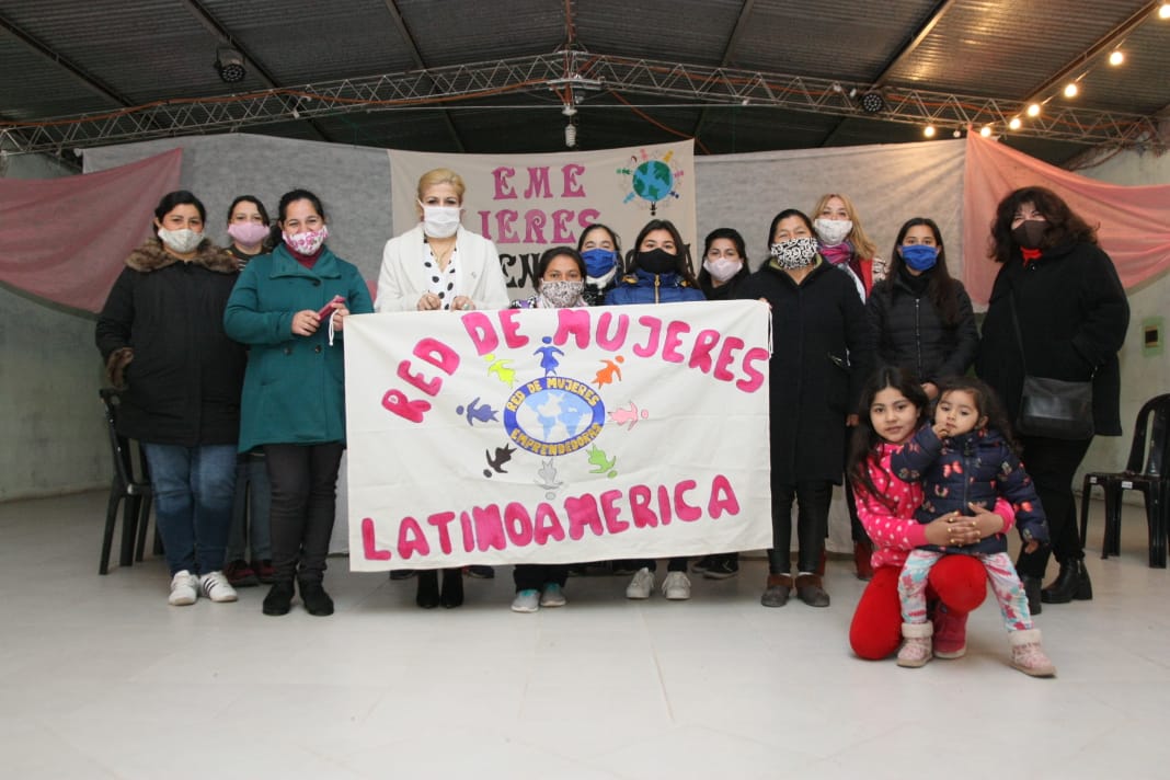 MarielaMDomenic's tweet photo. #MujeresEME #BenjaminPaz Hoy compartimos una Jornada junto a @erika_zain en Benjamin Paz organizada por Magalena Martin Coordinadora Este #SomosEme #LeyDeInclusionEconomica https://t.co/IH4xz9OZSC