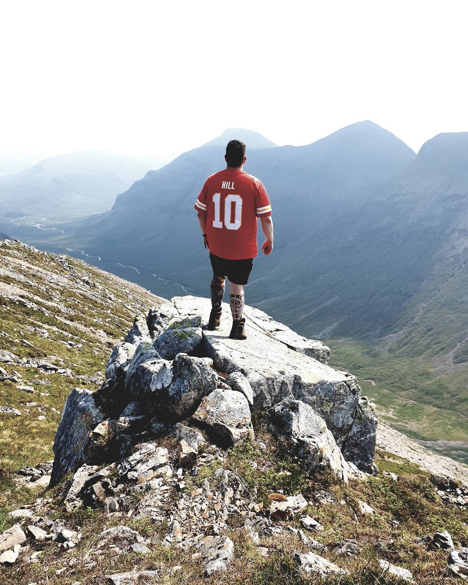 Sporting my @cheetah jersey on top of the world 😎🏴󠁧󠁢󠁳󠁣󠁴󠁿
#Scotland
#BuachailleEtvieBeag
#HillWalking
#ExploringScotland
#Munros
#chiefskingdom
@Chiefs