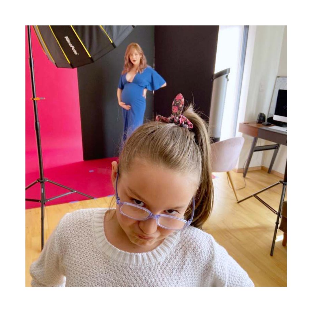 ERIKAMAZAPAN's tweet photo. Analucy en pose total, protegiendo a mamá de los paparazzis 😂 #ProntoPronto https://t.co/0ihwE2qA5N