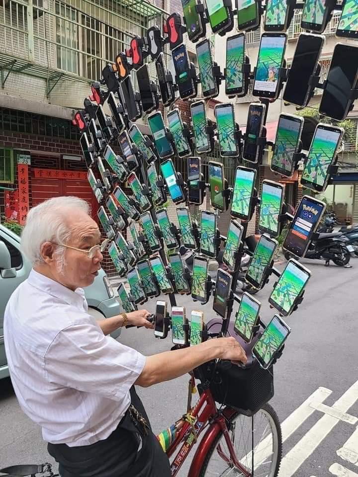 JVCom's tweet photo. Vous vous souvenez du papy taïwanais qui jouait à Pokémon Go avec 11 téléphones ? 

Et bien maintenant il en a 64.

(source : https://t.co/r1rFtNrf3F) https://t.co/WkC6BAC5Iu