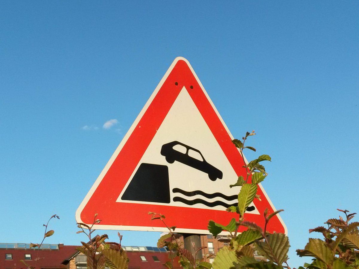 Bei manchen Verkehrsschildern frage ich mich wie oft das passiert ist bis es ein eigenes Schild gab ... #Ufer #129