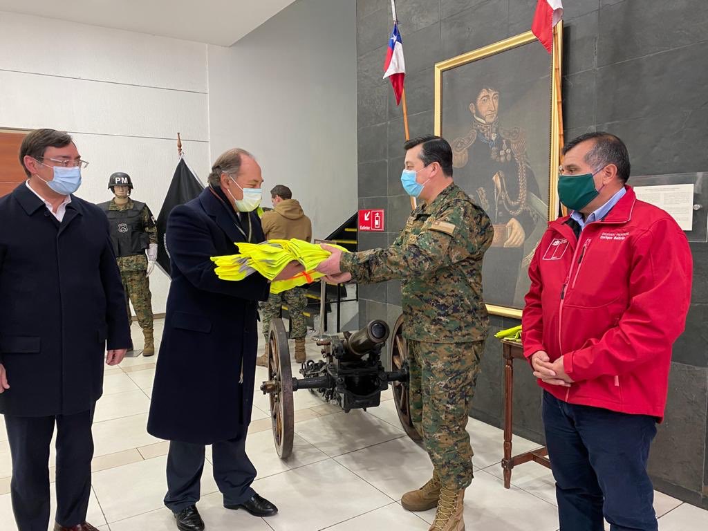 alertach's tweet photo. Las alianzas público-privadas fortaleceran a nuestro país.
Hoy, por gestiones de Enrique Beltrán y Marcia Mercado de la Delegación RM, Juan Sutil hizo entrega de chalecos reflectantes q salvarán vidas de militares q ejercen controles nocturnos a lo largo de todo Chile. 
Gracias! https://t.co/rMK4MlHxx4