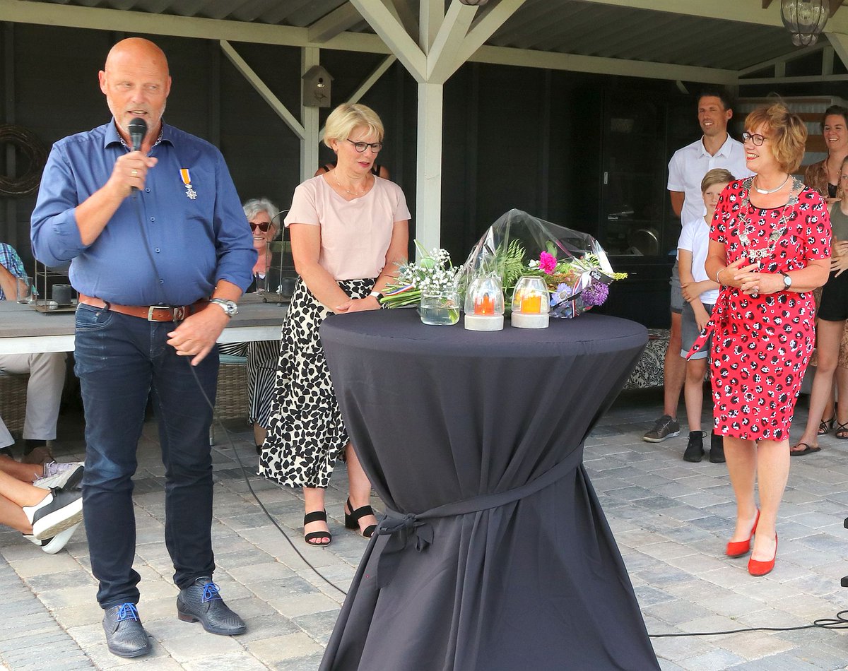 Directeur Roelof Roelofs (66 jaar) van <a href="/BasisschoolDeEs/">Basisschool De Es</a> en <a href="/pcbsjanbarbier/">Jan Barbierschool</a> heeft vandaag een Koninklijke onderscheiding ontvangen uit handen van burgemeester Anneke Raven. Hij is benoemd tot Lid in de Orde van Oranje-Nassau.
Lees het volledige bericht op:
hellendoorn.nl/actueel/nieuws…