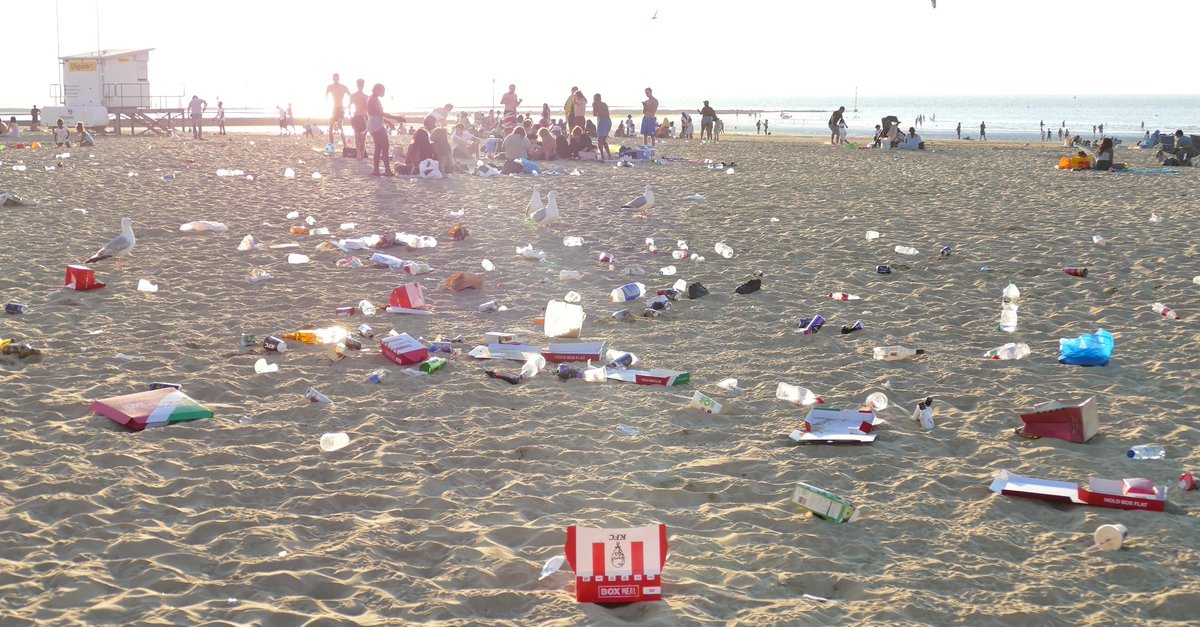 Frank_Leppard's tweet photo. Thanks to all that left your Rubbish behind on our great Beach ! . Would have taken hours to snap it all , tonnes of it . Not a Litter Warden insight . Such disrespect it's disgusting . . Need Massive warning signs , regular Tannoy announcements and Litter Wardens on the Beach. https://t.co/YPfSdbyd6x