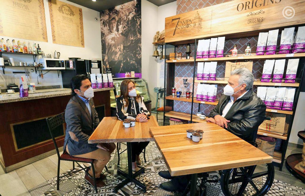 El presidente <a href="/Lenin/">Lenín Moreno</a> Moreno, acompañado por <a href="/RichardM_A/">Richard Martínez</a>, ministro de <a href="/FinanzasEc/">Economía Finanzas Ec</a>, visitó la Cafetería "7 Campanarios" ubicada en el Pasaje Arzobispal, en Quito. Su propietaria, Natalia Aguilar, es una de las beneficiarias del Programa #ReactívateEcuador. #AEcuadorLoSacamosTodos