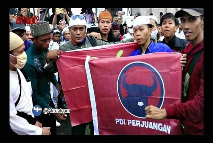 narkosun's tweet photo. Nih para pelaku pembakar bendera PDIP...

Mau liat mereka mewek2 depan kamera. 😊 https://t.co/btckQEetP3