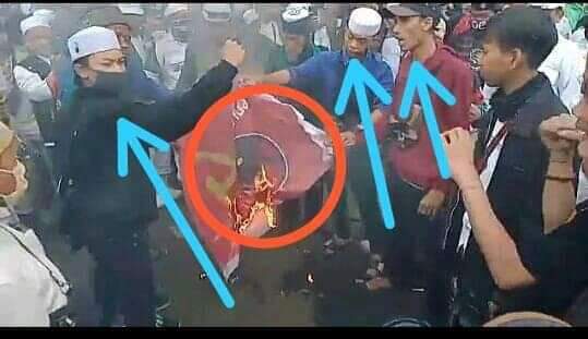 Nih para pelaku pembakar bendera PDIP...

Mau liat mereka mewek2 depan kamera. 😊