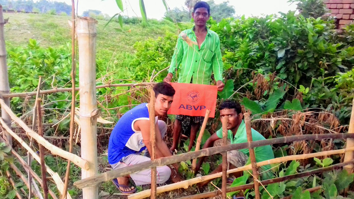 JibanDhibar7's tweet photo. অখিল ভারতীয় বিদ্যার্থী পরিষদ(ABVP)এর খয়রাশোল নগর শাখার পক্ষ থেকে বৃক্ষরোপণ কর্মসূচি।
#TreePlantationProgramme
#ABVPKhayrasole
#ABVPBirbhum https://t.co/y2AfRs4uiu