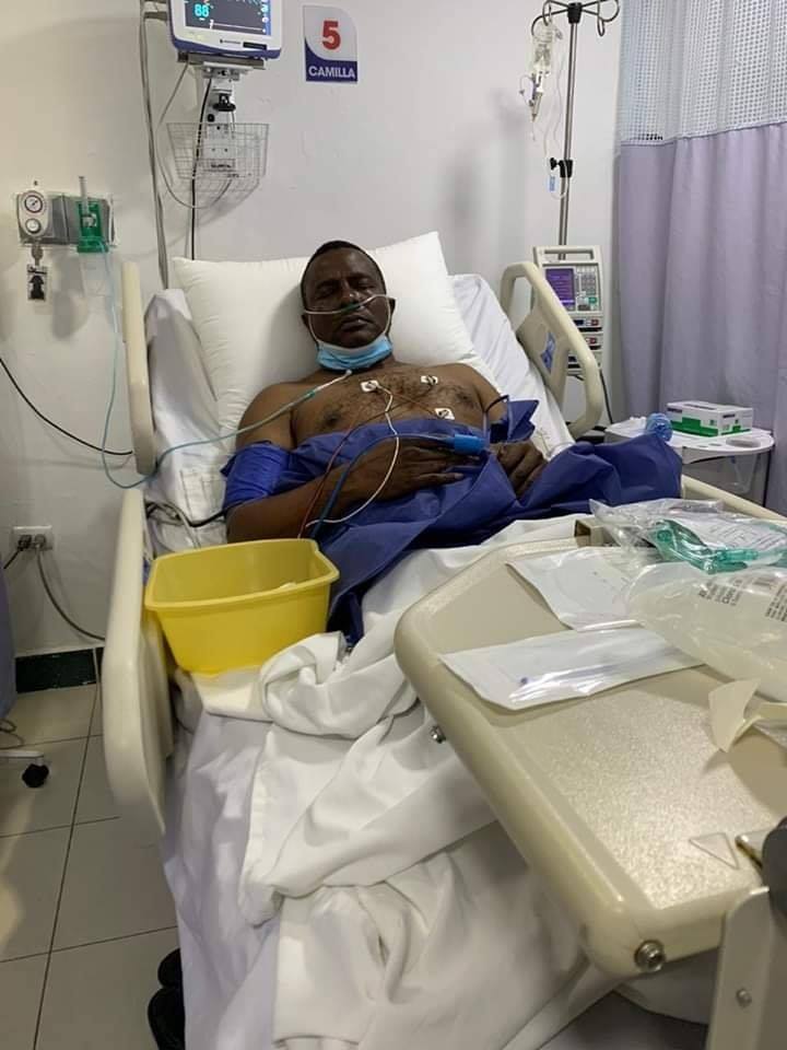 Mis estimados: Están atendiéndome en el Centro Médico Domínico Cubano. Voy a hacerme la 2da prueba del Covid. Estoy haciendo fiebre altísima varias veces al día.
Estoy en cuidados intensivos y ya no podré responder.