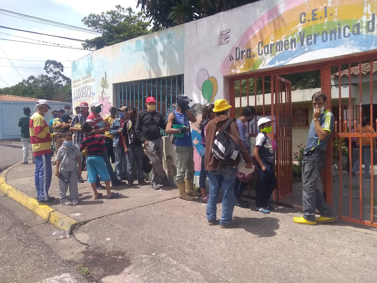 En apoyo y solidaridad con nuestros escolares y ciudadanos mas vulnerables, seguimos activos con el PAE, tomando todas las medidas de prevención del civid 19. Agradeciendo a Dios primeramente, a nuestro presidente <a href="/NicolasMaduro/">Nicolás Maduro</a> ,prof. <a href="/charlychaves/">Charly Rojas Chaves</a>