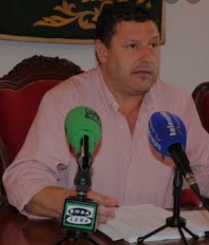 PopularesRio's tweet photo. Nuestro gran concejal de hacienda, @eloytarno es perseguido y acosado por @psoe_loradelrio e @IULoradelRio . A nivel económico, la gestión ha sido impecable, cuestión que les molesta a una oposición ramplona y sin ideas. Mientras ellos paralizan, #LoraAvanza con @antonioenamorao https://t.co/vlmmKfydAi