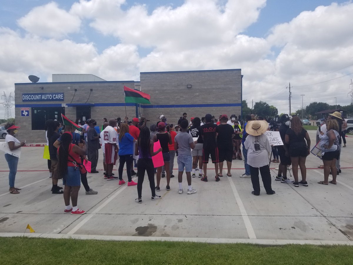 DemondFernandez's tweet photo. One this 2nd day of protests over an auto shop owner calling a customer the N-word, Valvoline announces its ending its relationship with Discount Auto Care in Glenn Heights, TX... update at 6pm on #WFAA https://t.co/fn5GAWRDUz
