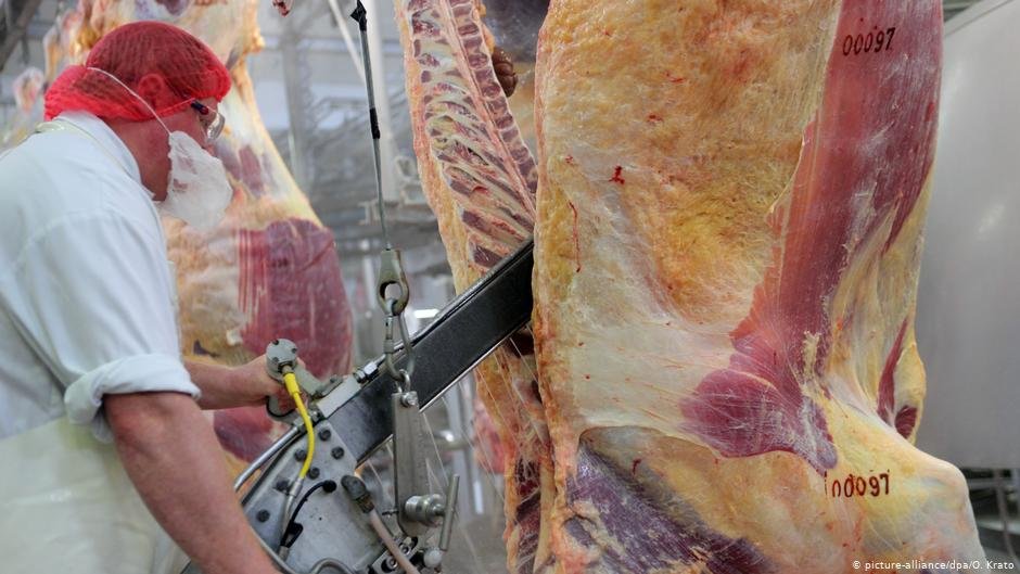 12/ Meat & Ignorance Exposed https://www.wired.com/story/why-meatpacking-plants-have-become-covid-19-hot-spots/ https://www.infomigrants.net/en/post/24857/germany-s-meat-industry-under-fire-after-covid-19-outbreaks https://www.dw.com/en/coronavirus-fourth-large-outbreak-at-german-slaughterhouse/a-53476800 https://www.theguardian.com/world/2020/may/15/us-coronavirus-meat-packing-plants-food https://www.bbc.com/news/world-us-canada-52311877"Expert" advice https://www.cdc.gov/mmwr/volumes/69/wr/mm6918e3.htm"Expert" comments about meat processing plants & COVID-19 outbreaks https://www.sciencemediacentre.org/expert-comments-about-meat-processing-plants-and-slaughterhouses-and-covid-19-outbreaks/