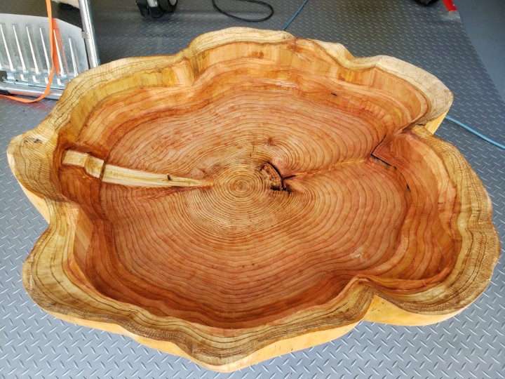 Dragged this old slab out this afternoon and got some more shaping done while I ponder a few ideas I'm considering..... finish, epoxy inlay, etc.... also getting closer to removing the excess base material. 🤔 #redcedar #bigbowl #woodcarving #cfvwoodcarvers