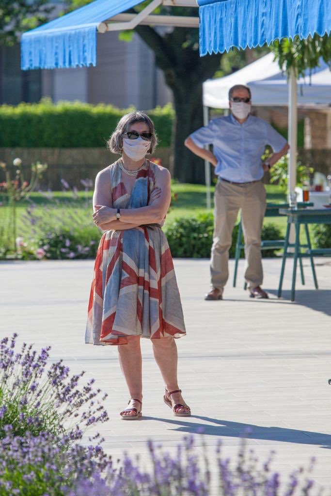 SianCMacLeod's tweet photo. 2/2 This year we couldn’t hold our traditional Queen’s Birthday Party with tea & music so we:
- invited guests to join us online
- supported local musicians
- shared tea with
@CKSrbije @liceulice
- kept our distance & enjoyed the sunshine.
#WorkingTogether #QB2020 #StayCreative https://t.co/FveVK0A1rF