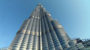 3. Jengo hili ni refu mara 3 kuliko mnara wa Eiffel huko Ufaransa na mara mbili zaidi kuliko Dola State Building,Jengo hili awali lilikusudiwa kuitwa Burj Dubai lakini baadaye likaitwa Burj Khalifa kumuenzi Sheik Khalifa bin Zayed al-Nahayan aliyekuwa kiongozi wa falme za Kiarabu