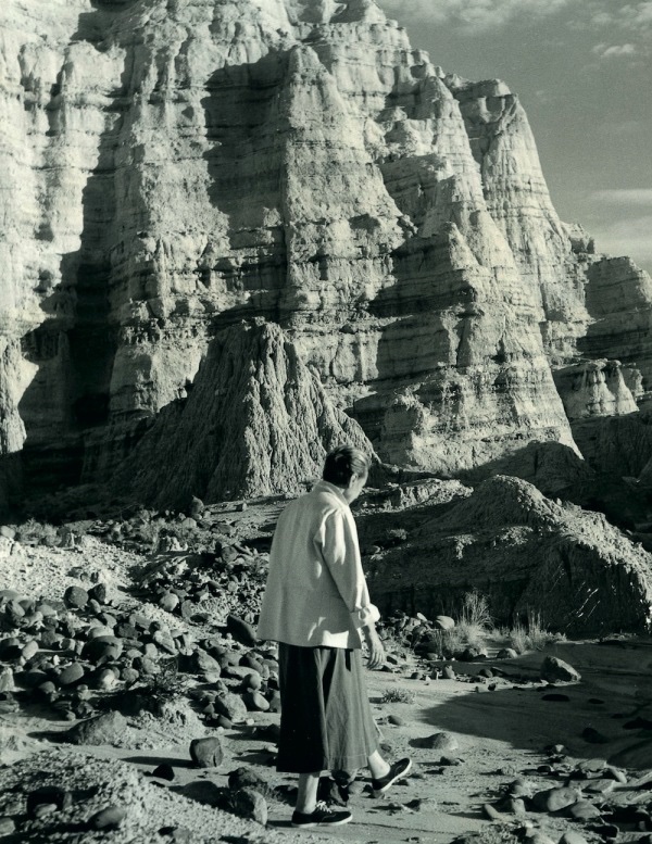 KatyKelleher's tweet photo. Dizzily staring at this photograph of Georgia O’Keeffe and missing New Mexico https://t.co/2YCuB1kSgo