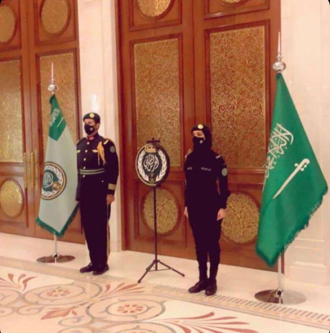 مشاركة المرأة في #الحرس_الملكي تسر الناظرين، المرأة لابد ان تحظى بالثقة في قدراتها👌
وهذا أمر لا يخالف شرعنا وثقافتنا، ولا يرى عكس ذلك الا متخلف
*دينياً، ابحثوا عن (أم عمارة) والتي دافعت عن النبيﷺ في غزوة احد
*ثقافياً، ابحثوا عن البطلة السعودية غالية البقمية التي دحرت العثمانيين