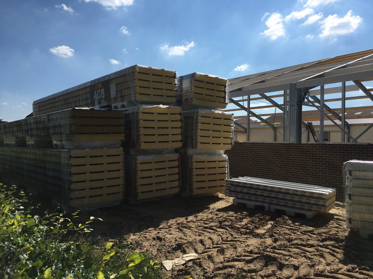 EPijnappels's tweet photo. Mooi om te zien wat jonge agrarische ondernemer @WilcodeCrom  weet te realiseren. De bouw van nieuwe kaasmakerij in Knegsel vordert gestaag met #bouwbegeleiding van @DLVadvies. Bij montage sandwichpanelen is voorkomen van koudebruggen en Foodsafe werk belangrijk aandachtspunt. https://t.co/fCa3dTK2Oy