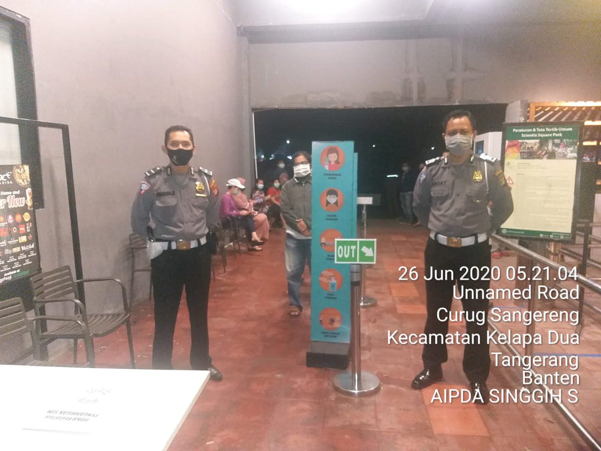 TMCPoldaMetro's tweet photo. 05.54 Pelayanan masyarakat perpanjangan SIM Sat Lantas Polres Tangerang Selatan di Satpas SIM Corner SDC Polres Tangsel dengan tetap memberlakukan protokol kesehatan. https://t.co/13h5qU7rkI