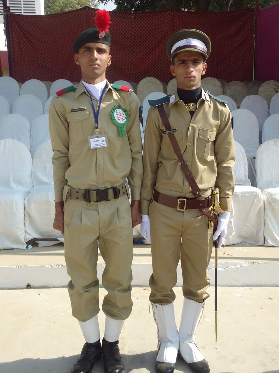 THadeedians's tweet photo. #Hadeedian_Moments😍..
📸These 2 are real brothers
Right :- (Sir) Tauqeer Aslam - ⚔️CSS - #Batch2007
Left :- (Late) Touheed Aslam - then XI - #Batch2008 https://t.co/OejPXFtpej