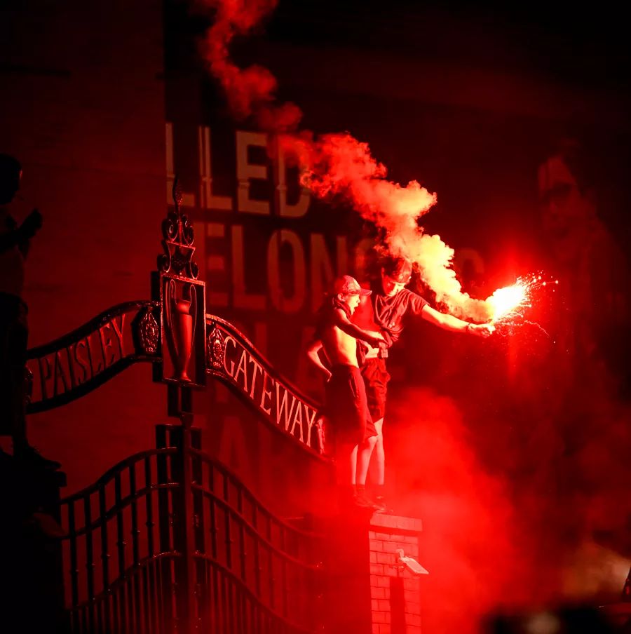 thirnity's tweet photo. ENGLAND IS RED 🔴🔴🔴🔴🏆
#YNWA #LFC #LiverpoolFC #EPLTITLE #EPLCHAMPIONS @LFC #Powerful 
 
Champions of Europe ✅
Super Cup Champions  ✅
World Champions ✅
Premier League Champions ✅
Proud of you boys. ❤️ https://t.co/MpbcfZ6ThN