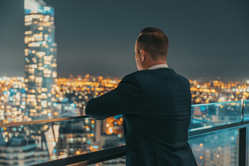 brettnsaunders's tweet photo. Hmm the typical CEO thinking photo, it looks like I’m lost deep in thought 😆 Wishing you all an amazing day 🚀 #Entrepreneurlife #ceothinking #entrepreneurmindset #solvingtheworldsproblemphoto #goodtolaugh #cityviews #stayfocused #staymotivated #stayhumble https://t.co/Ma3q2ZyPHY