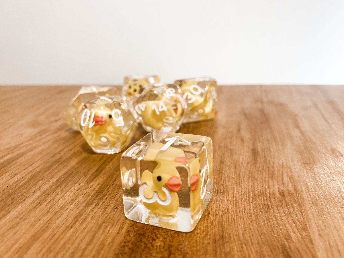 itsginnydi's tweet image. Becca from @evergreenburrow sent me these ADORABLE rubber duck dice from her current Kickstarter! They even come with a little bathtub 🥺🛁 If you're looking for a charming, slightly oversized set, you have 6 days left to pledge!

kickstarter.com/projects/theev…