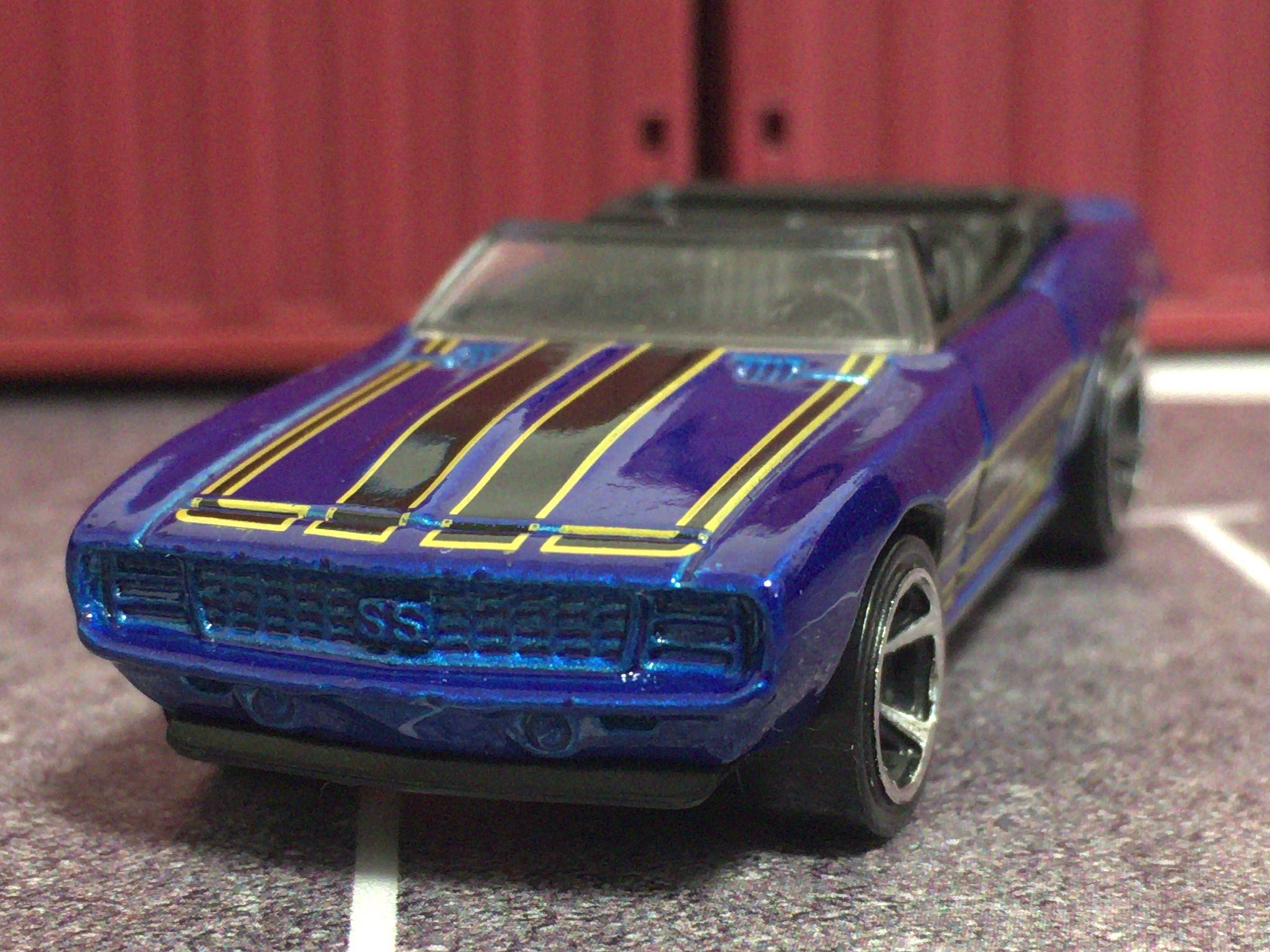 T A I Cho 第1306回目 69 Camaro Hot Wheels 初代カマロのコンバーチブル 初代69年式の Ssです キャンディブルーのボディにイエローのストライプ仕上げとなります 落ち着いた雰囲気が渋いですね ホットウィール タイチョミニカー紹介