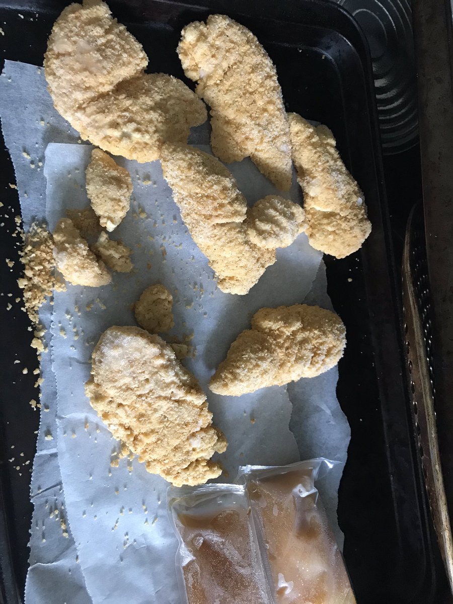 juatisask's tweet photo. @MapleLeafFoods are you kidding me?? This box is huge &amp;cost me $14!
And this is all there was? I’m disappointed but mostly just shocked. #pricegauging #highwayrobbery https://t.co/74LKHmEOOa