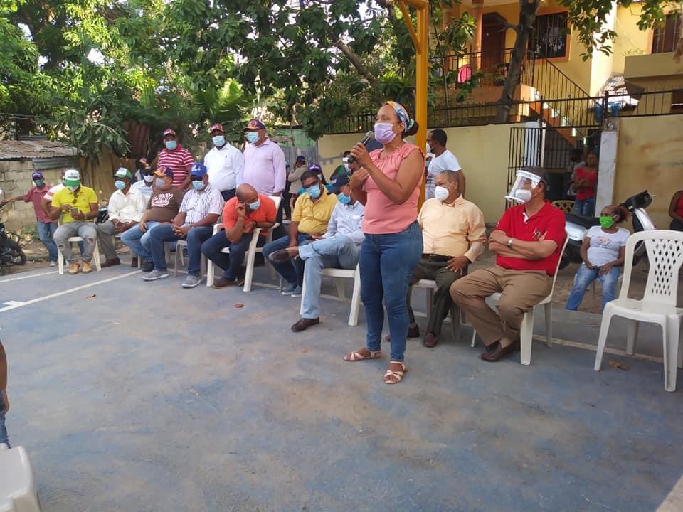 Encuentro en los barrancones de Camboya, trabajando sin descanso en apoyo a Gonzalo Castillo y los candidatos a cargos congresuales. ¡A trabajar!

#Gonzalo2020 #VamoArriba #VotaBlanco #aTrabajar #PrimeroLaGente #PRD #PLD
