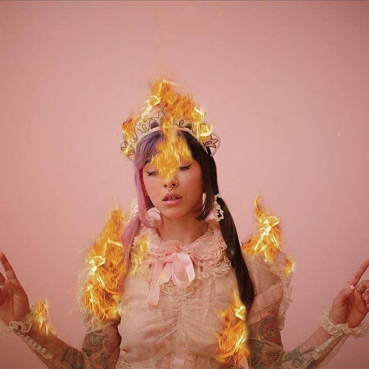 melmartinezcl's tweet photo. 🔥4 HORAS PARA FIRE DRILL🔥
A las 00:00 suban sus historias reproduciendo la canción y etiquetennos, utilicen el hashtag #STREAMFIREDRILL y recuerden reproducirla en todas las plataformas posibles, hagamos que la canción entre en los charts👀💕 https://t.co/HOxkvIMMI1