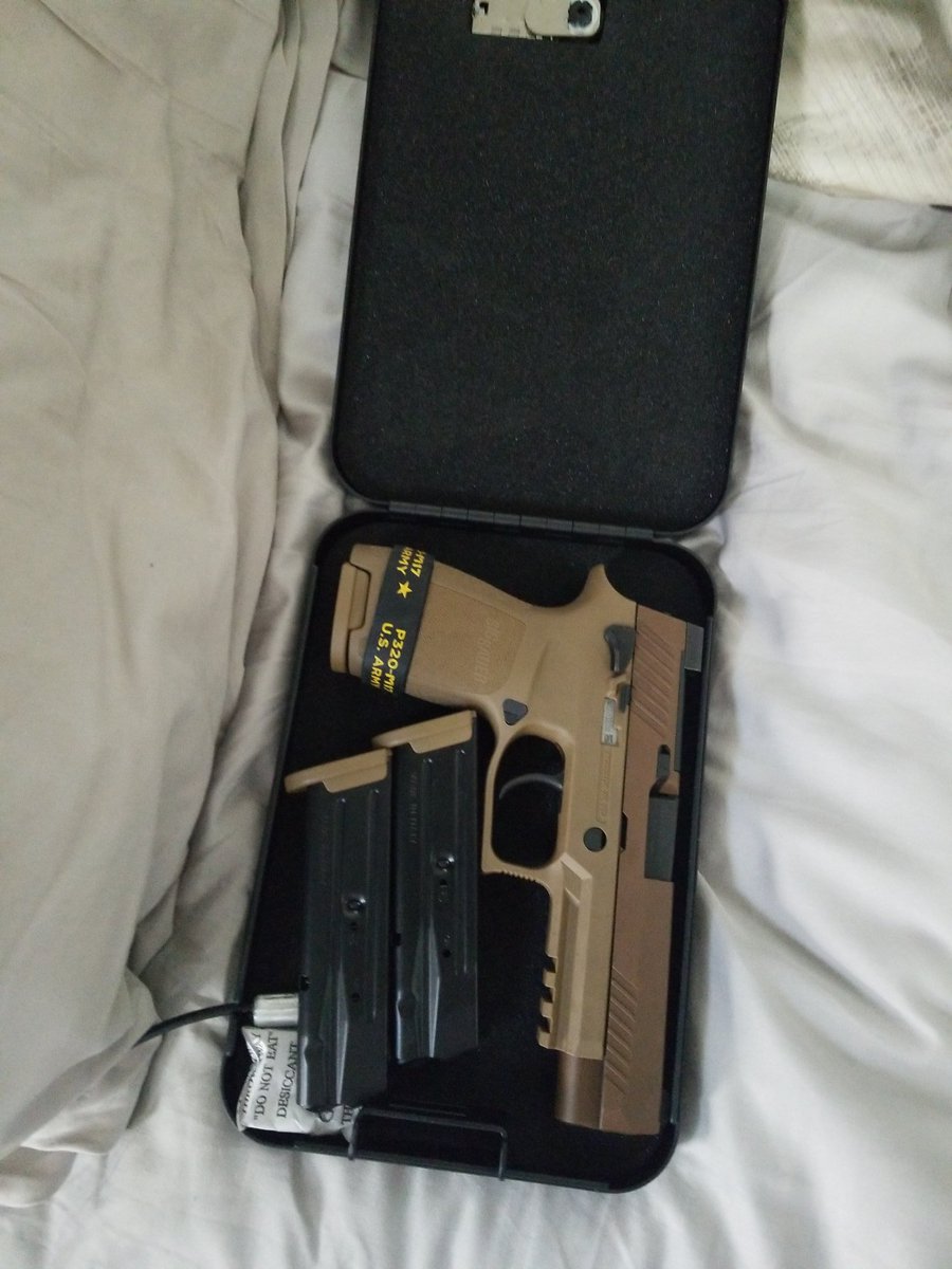 MT602CT's tweet photo. @MrColionNoir @handleitgrips M17 https://t.co/csLzhWPv2O